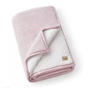 Ugg Classic UGGfluff Throw 50 x 70 in Bay Fog (light baby pink) BRAND NEW